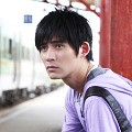 Vic Zhou Bergaya Cool di Depan Kamera