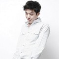 Yoo Ah In Tampil Santai dengan Kemeja Putih