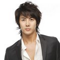 Kim Hyung Jun Tampil Elegan dengan Jas Hitam