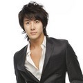 Kim Hyung Jun Tampil Elegan dengan Jas Hitam