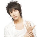 Gaya Trendi Kim Hyung Jun di Depan Kamera
