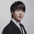 Gaya Trendi Kim Hyung Jun di Depan Kamera
