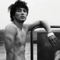 Park Yong Ha Memamerkan Otot Seksinya