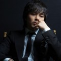 Park Yong Ha Tampil Cool dengan Setelan Jas