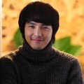 Park Yong Ha Terlihat Kalem dengan Sweater Coklat