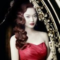 Shin Min A Tampak Anggun Dengan Dress Merah