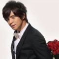 Show Luo Bergaya Romantis dengan Bunga Mawar