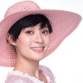 Sun Li Tampil Lucu dengan Topi Pink