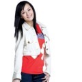 Sun Li Tampil Casual dengan Jaket Putih