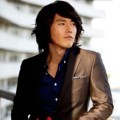 Jang Hyuk Bergaya Cool dengan Jas Coklat