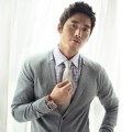 Jang Hyuk Menarik dengan Cardigant Abu-abu