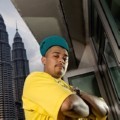 Personil Too Phat Bergaya di Dekat Menara Petronas