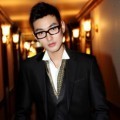 Kangta Tampil Cakep dengan Setelan Jas Hitam