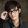 Kangta Tampak Imut dengan Kaca Matanya