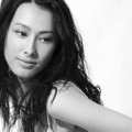 Isabella Leong di Pemotretan Berkonsep Hitam Putih