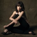 Pose Isabella Leong untuk Sebuah Majalah
