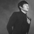 Yoon Doo Joon di Pemotretan Berkonsep Hitam Putih