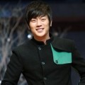 Yoon Doo Joon Tampil Ceria di Depan Kamera