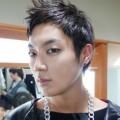 Yoon Doo Joon Berpose Sebelum Manggung