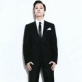 Kim Jeong Hoon Tampil Menarik dengan Setelan Jas