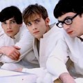 Blur Eksis dengan Kostum Putih