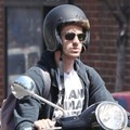 Andrew Garfield Terlihat Menjajal Skuternya