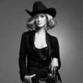 Delta Goodrem Tampil Ala Koboi Seksi