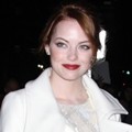 Emma Stone Terlinat Cantik dengan Coat Putih dan High-Heels