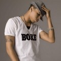 Chris Brown Bergaya dengan Topinya