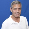 George Clooney Tampil Santai