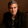 George Clooney Tampak Cakep dengan Blazer Coklat