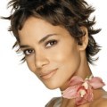Halle Berry untuk Promo Iklan Produk Kecantikan