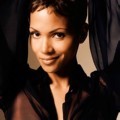 Halle Berry Pemotretan untuk Sebuah Majalah Fashion