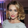 Miley Cyrus di Elton John AIDS Foundation Academy Awards
