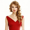 Taylor Swift Tampil Cantik dan Anggun dengan Dress Merah