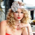 Taylor Swift dengan Rambut Curly Andalannya