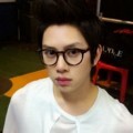 Kim Heechul Tampil Lucu dengan Kacamata