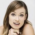 Pose Ceria Olivia Wilde di Depan Kamera