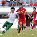 Coa Xuan Thang Mencoba Merebut Bola dari Kurniawan