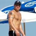 Nick Lachey Menikmati Musim Panas di Pantai