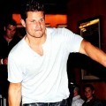 Nick Lachey Asik Bermain Bowling