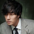 Pose So Ji Sub di Depan Kamera