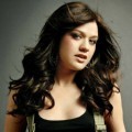 Kelly Clarkson Tampil Cantik dan Fresh dengan Rambut Hitam