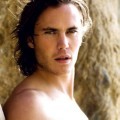 Taylor Kitsch dengan Konsep Foto Shirtless di Pantai