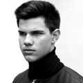 Taylor Lautner dengan Konsep Foto Hitam Putih
