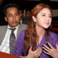 Dewi Persik dan Pengacaranya Saat Ditemui di Pengadilan Negeri