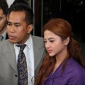 Dewi Persik dan Pengacaranya Saat Ditemui di Pengadilan Negeri