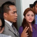 Dewi Persik dan Pengacaranya Saat Ditemui di Pengadilan Negeri