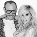 Ke$ha Berpose Bersama Fotografer Kondang Terry Richardson