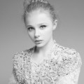 Chloe Moretz dengan Konsep Foto Hitam Putih